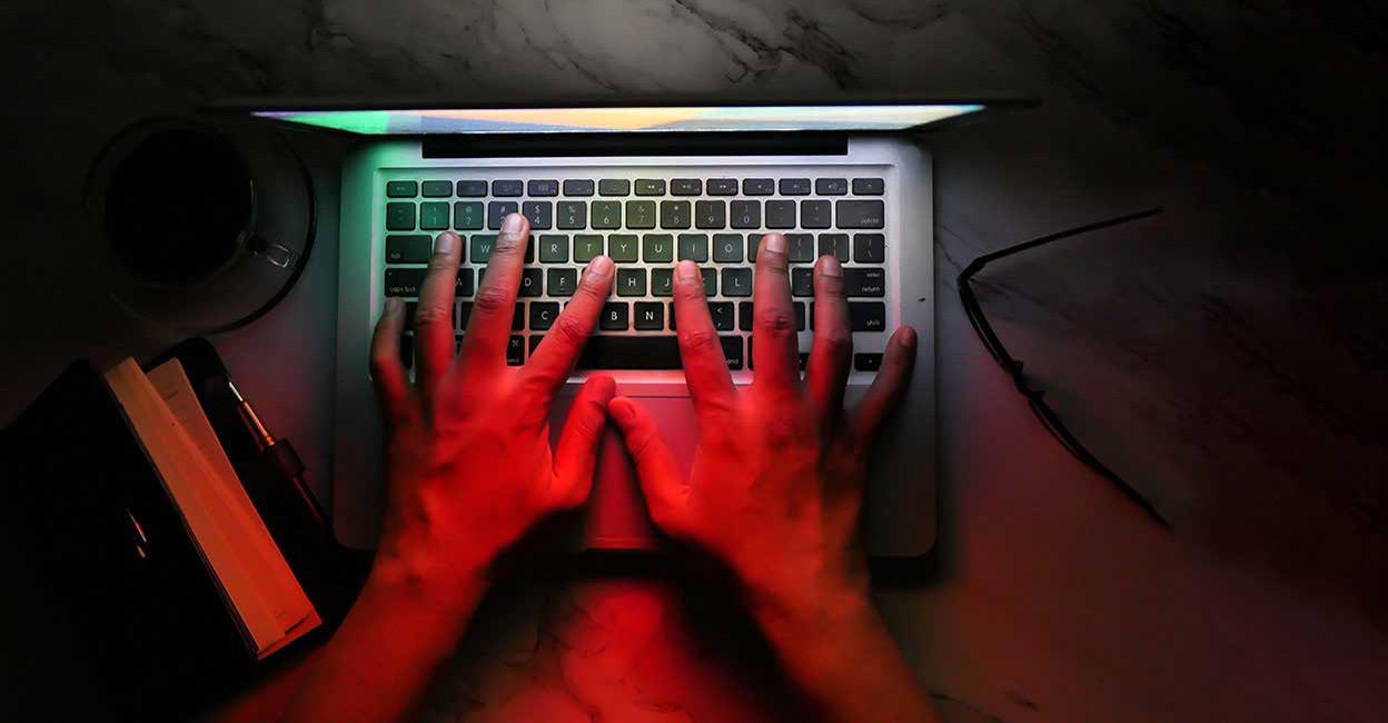 Manos escribiendo en un portátil durante una sesión de automatización